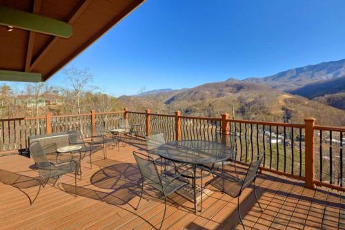 Greystone Lodge Luxury 3 Bedroom Gatlinburg Cabin with View of Downtown